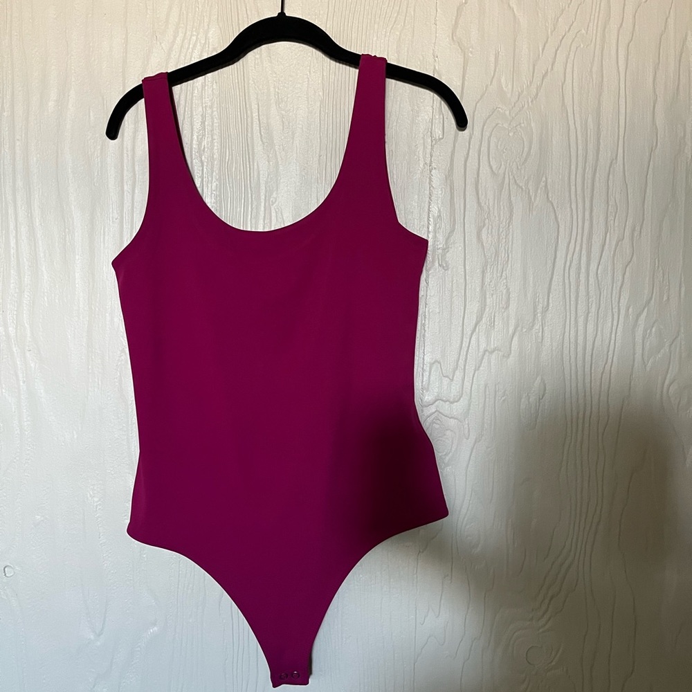 Express contour scoop neck bodysuit